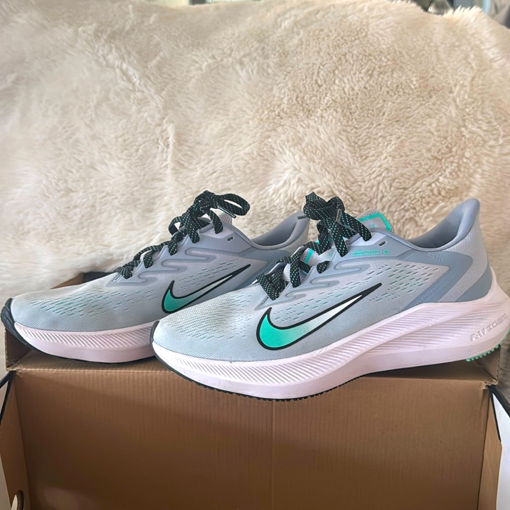 Nike Zoom sneakers! Size 8.5